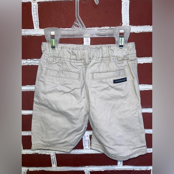 Calvin Klein | khaki shorts with adjustable elastic waist | size 2 - Picture 2 of 4